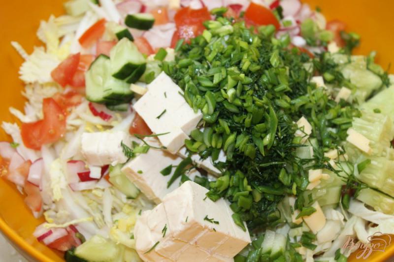 Фото приготовление рецепта: Салат с пекинской капустой, овощами и плавленным сыром шаг №6