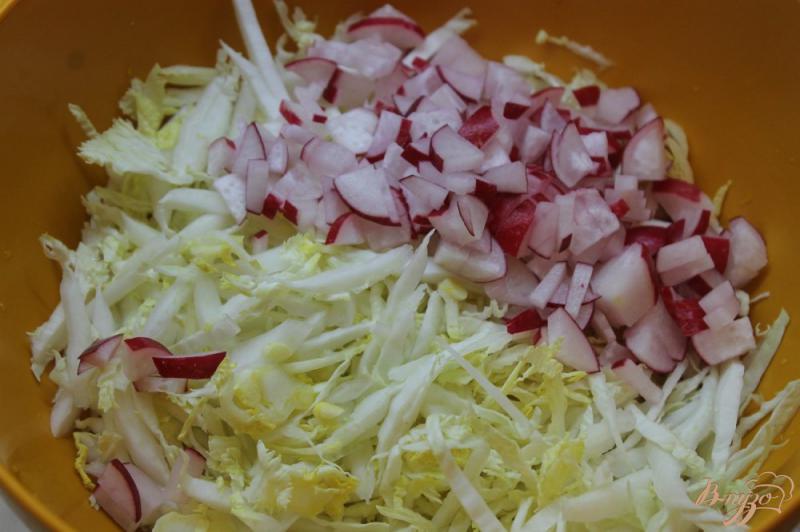 Фото приготовление рецепта: Салат с пекинской капустой, овощами и плавленным сыром шаг №2