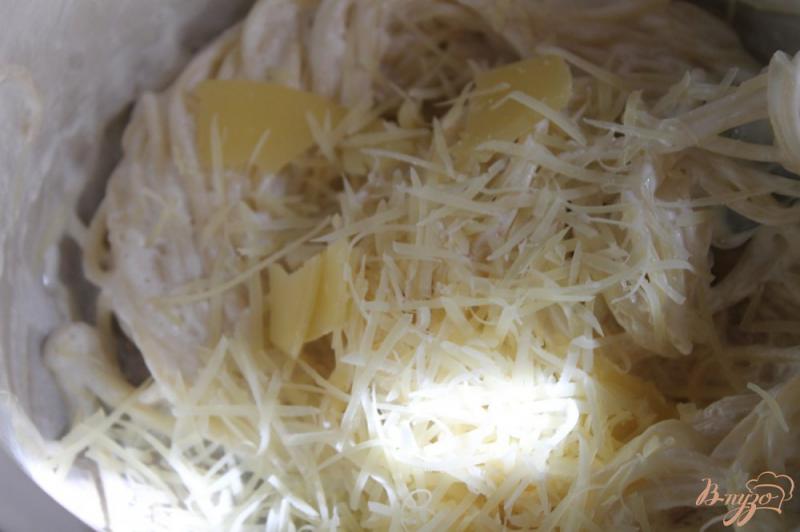 Фото приготовление рецепта: Спагетти с сметанным соусом и пармезаном шаг №4