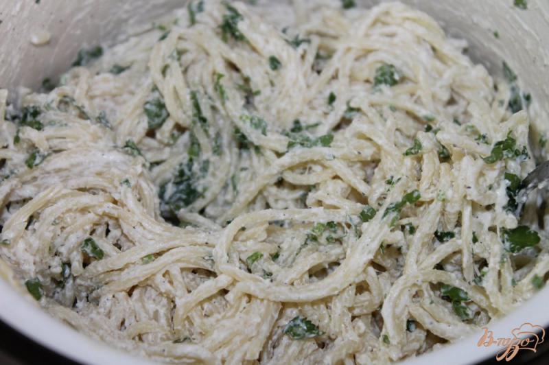 Фото приготовление рецепта: Спагетти с сметанным соусом и пармезаном шаг №5