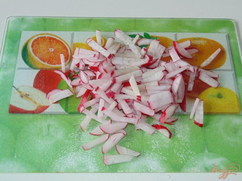Фото приготовление рецепта: Салат из двух видов фасоли, редиса и огурца шаг №2