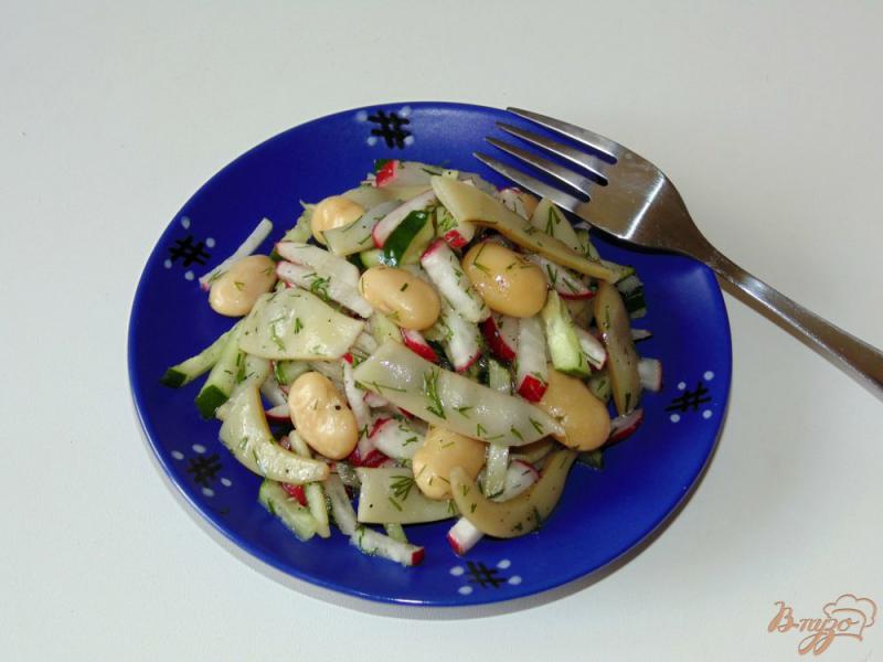 Фото приготовление рецепта: Салат из двух видов фасоли, редиса и огурца шаг №5
