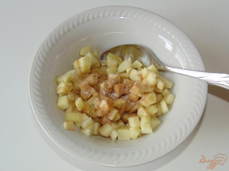 Фото приготовление рецепта: Слойки с грушей и яблоком шаг №3