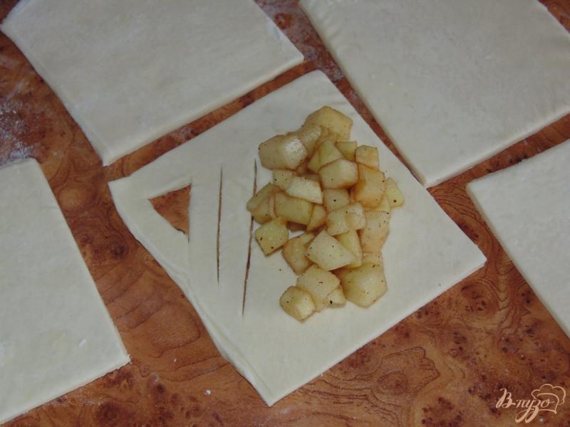 Фото приготовление рецепта: Слойки с грушей и яблоком шаг №5