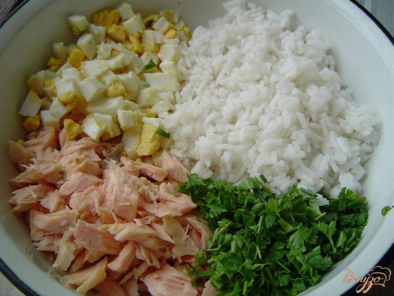 Фото приготовление рецепта: Пирог с красной рыбой, рисом и зеленью шаг №4