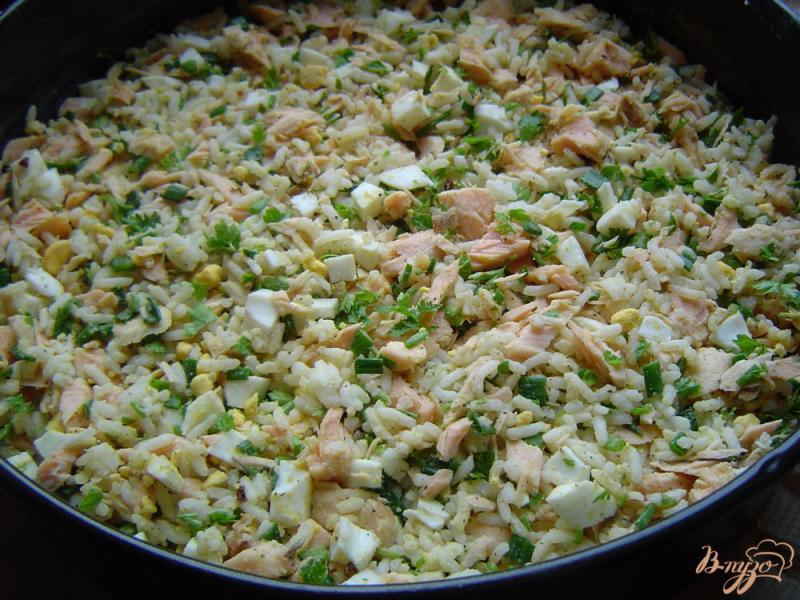 Фото приготовление рецепта: Пирог с красной рыбой, рисом и зеленью шаг №6