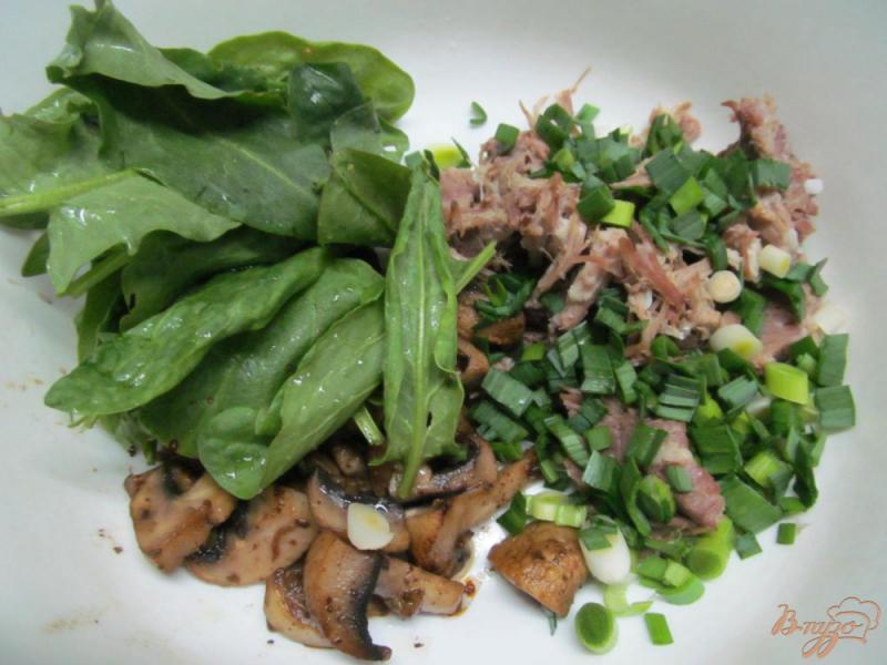 Фото приготовление рецепта: Салат из мяса с грибами и щавелем шаг №2