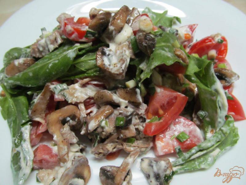 Фото приготовление рецепта: Салат из мяса с грибами и щавелем шаг №4
