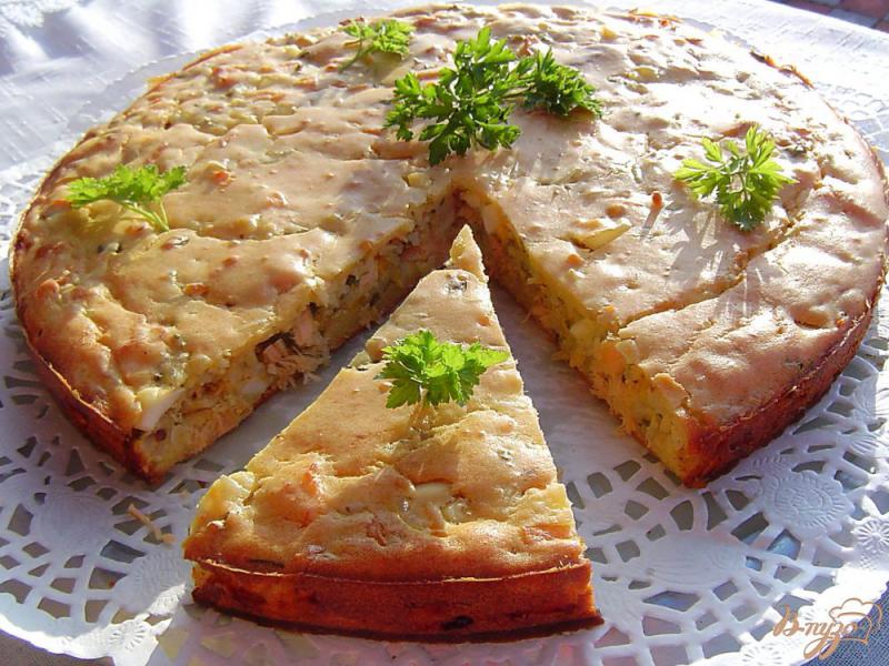 Фото приготовление рецепта: Пирог с красной рыбой, рисом и зеленью шаг №8