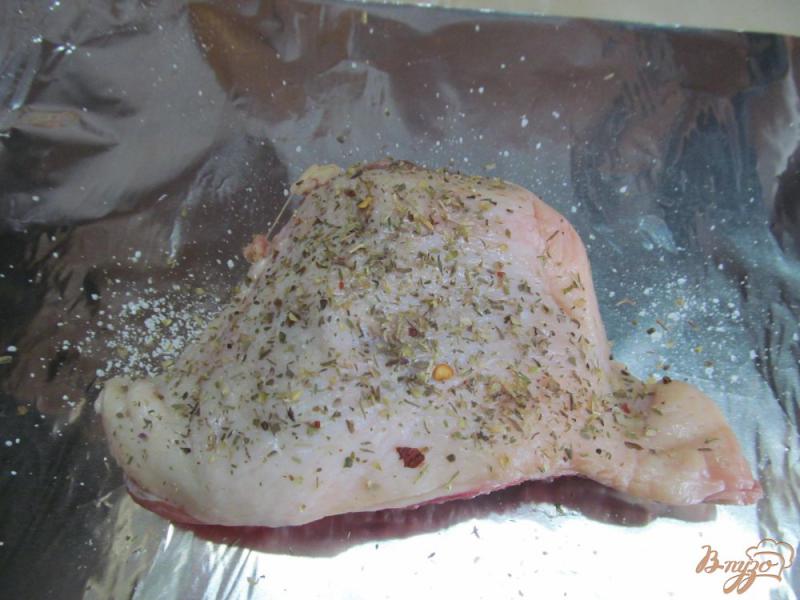 Фото приготовление рецепта: Куриное бедро под беконом с каперсами шаг №1
