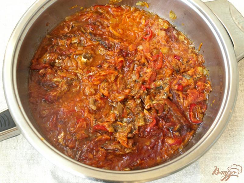Фото приготовление рецепта: Борщ с килькой с томатном соусе шаг №2
