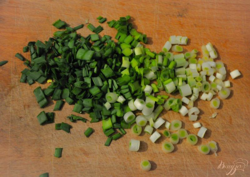 Фото приготовление рецепта: Салат с крабовыми палочками,  кукурузой и огурцом шаг №3
