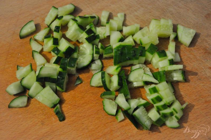 Фото приготовление рецепта: Салат с крабовыми палочками,  кукурузой и огурцом шаг №5
