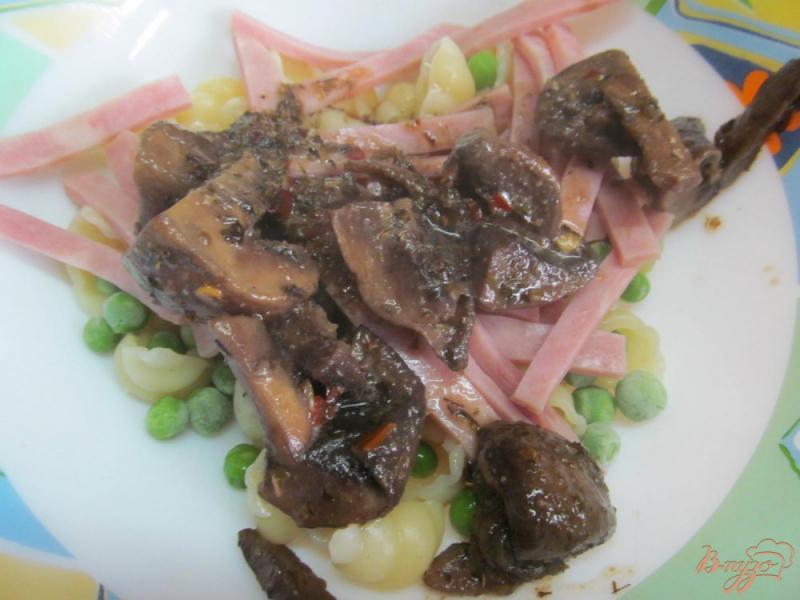 Фото приготовление рецепта: Салат с ветчиной макаронами и грибами шаг №3