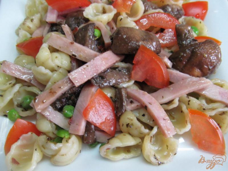 Фото приготовление рецепта: Салат с ветчиной макаронами и грибами шаг №4