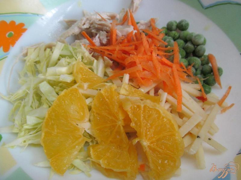 Фото приготовление рецепта: Салат из риса с овощами и апельсином шаг №3