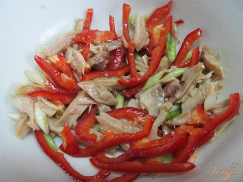 Фото приготовление рецепта: Салат «Абхазия» с перцем и курицей шаг №4