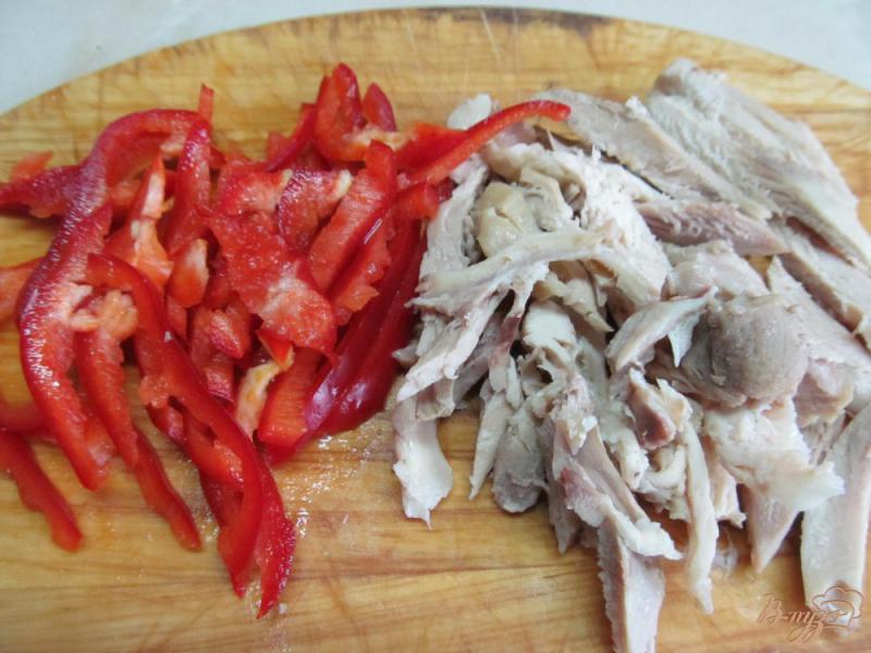Фото приготовление рецепта: Салат «Абхазия» с перцем и курицей шаг №1