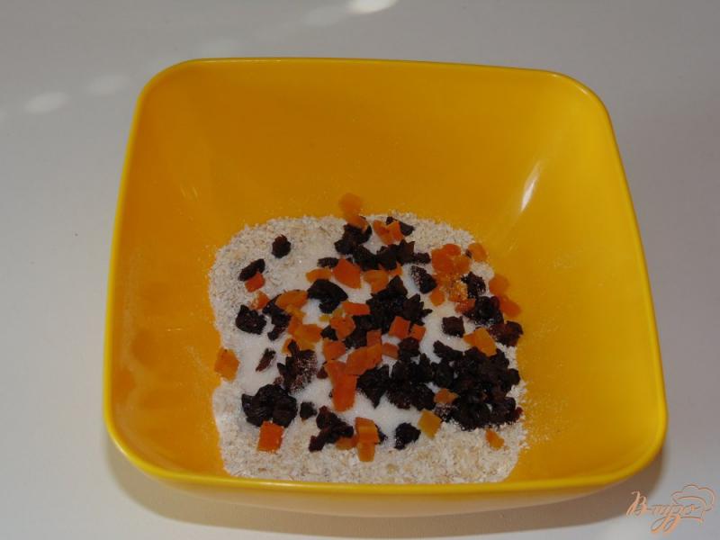 Фото приготовление рецепта: Овсяное печенье с черносливом и курагой шаг №3