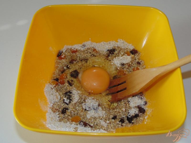 Фото приготовление рецепта: Овсяное печенье с черносливом и курагой шаг №4