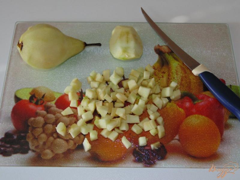 Фото приготовление рецепта: Кексы с грушей и яблоком шаг №3
