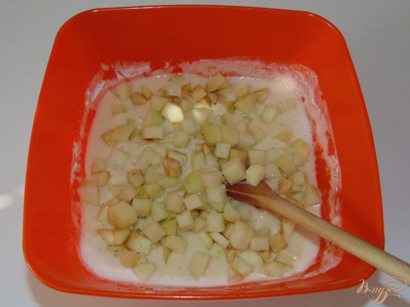 Фото приготовление рецепта: Кексы с грушей и яблоком шаг №4