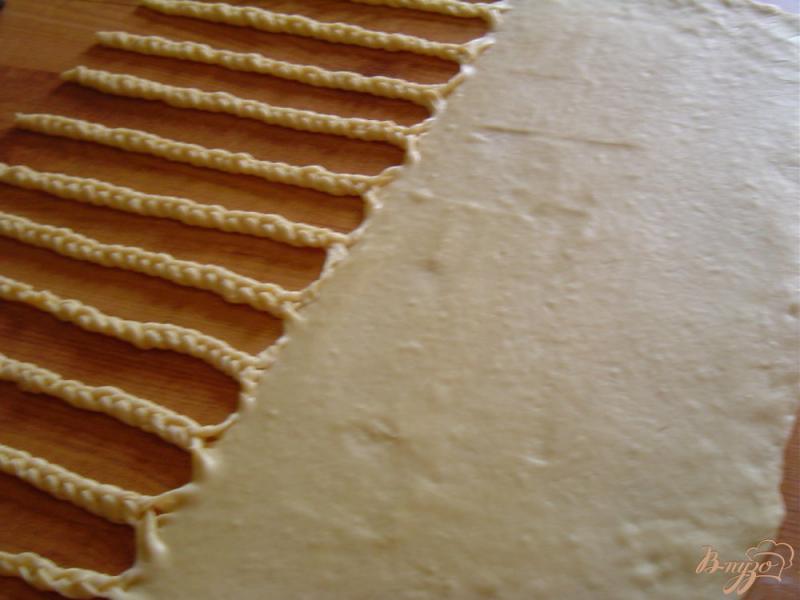 Фото приготовление рецепта: Кольцевой пирог с вишней и орехами шаг №5