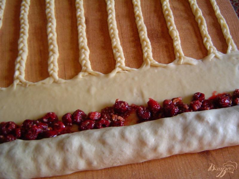 Фото приготовление рецепта: Кольцевой пирог с вишней и орехами шаг №7