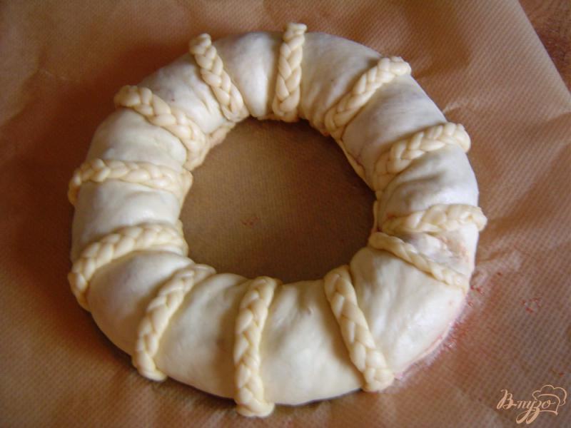 Фото приготовление рецепта: Кольцевой пирог с вишней и орехами шаг №8