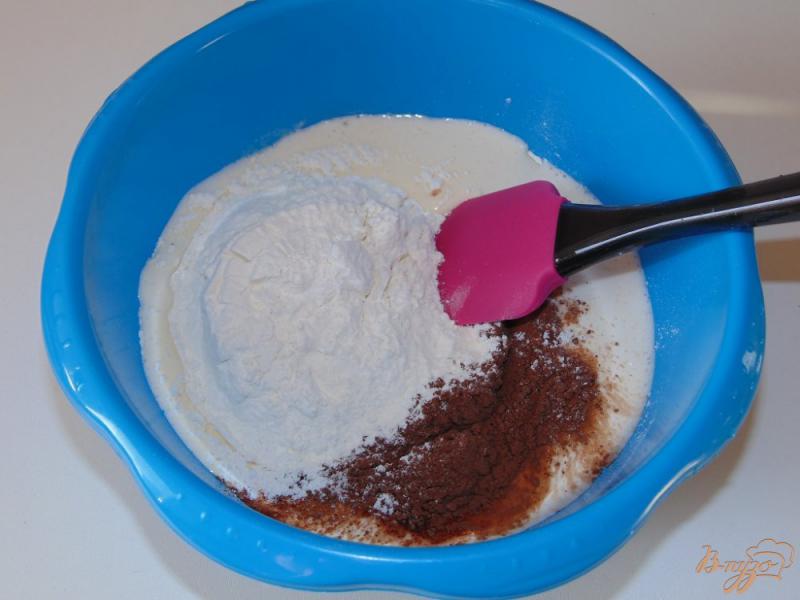 Фото приготовление рецепта: Шоколадные кексы с черносливом шаг №2