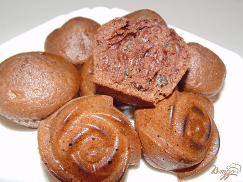 Фото приготовление рецепта: Шоколадные кексы с черносливом шаг №6
