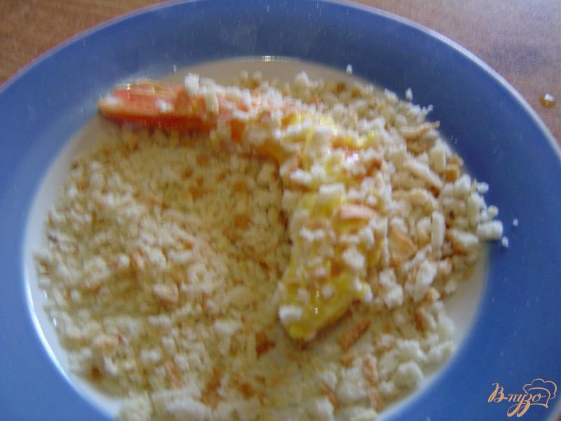 Фото приготовление рецепта: Праздничные креветки, обжаренные в сухарях шаг №5
