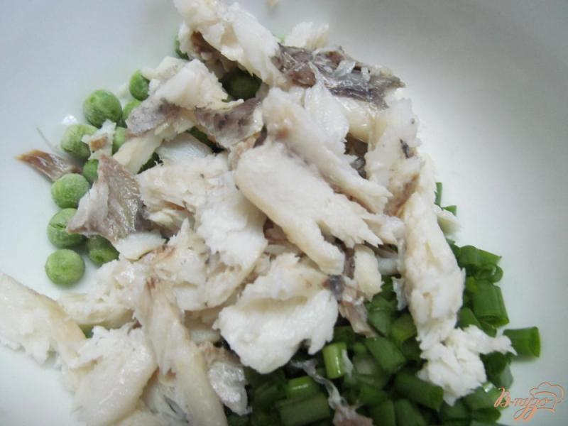 Фото приготовление рецепта: Салат из отварной рыбы с яйцом и горошком шаг №2