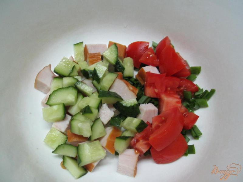Фото приготовление рецепта: Салат с макаронами и копченой куриной грудинкой шаг №2