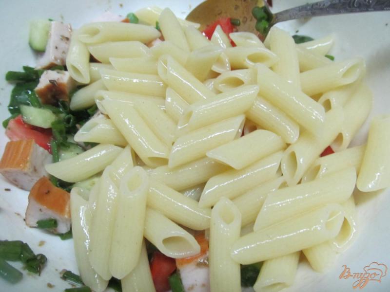 Фото приготовление рецепта: Салат с макаронами и копченой куриной грудинкой шаг №3