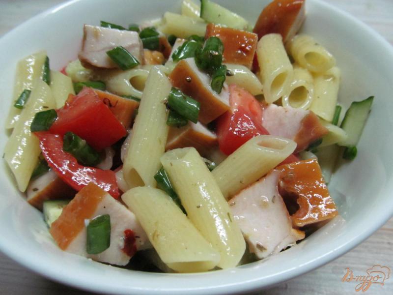 Фото приготовление рецепта: Салат с макаронами и копченой куриной грудинкой шаг №5