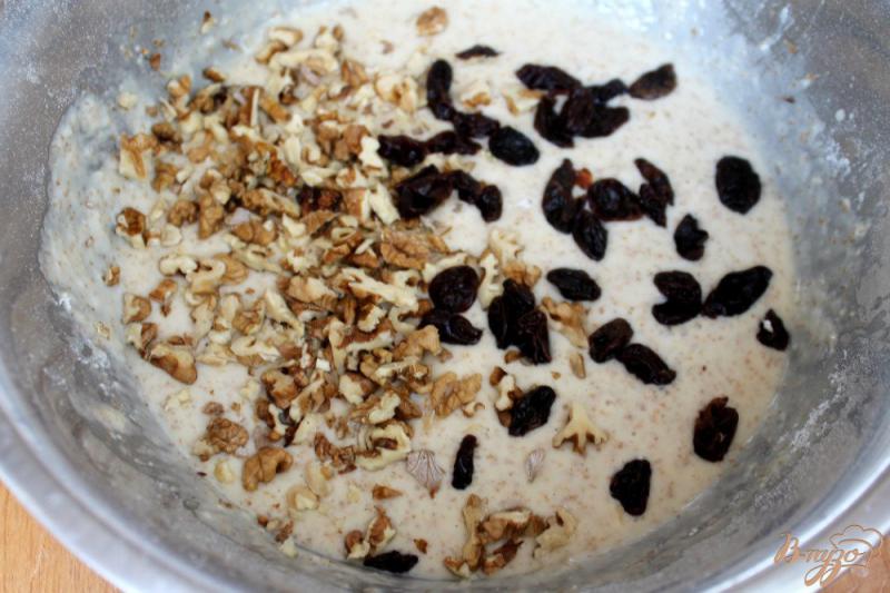 Фото приготовление рецепта: Высивковые оладьи с изюмом и орехами шаг №4