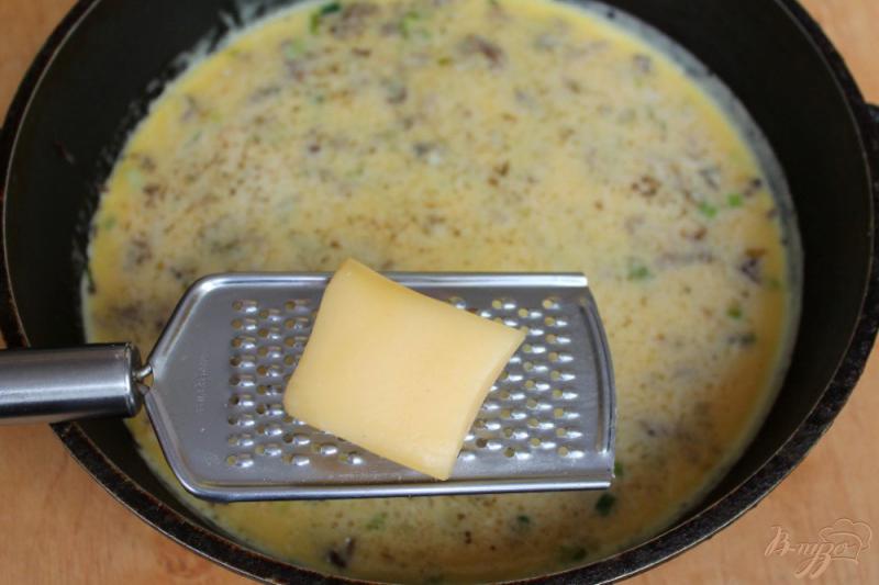 Фото приготовление рецепта: Омлет с вареным мясом и сыром шаг №5