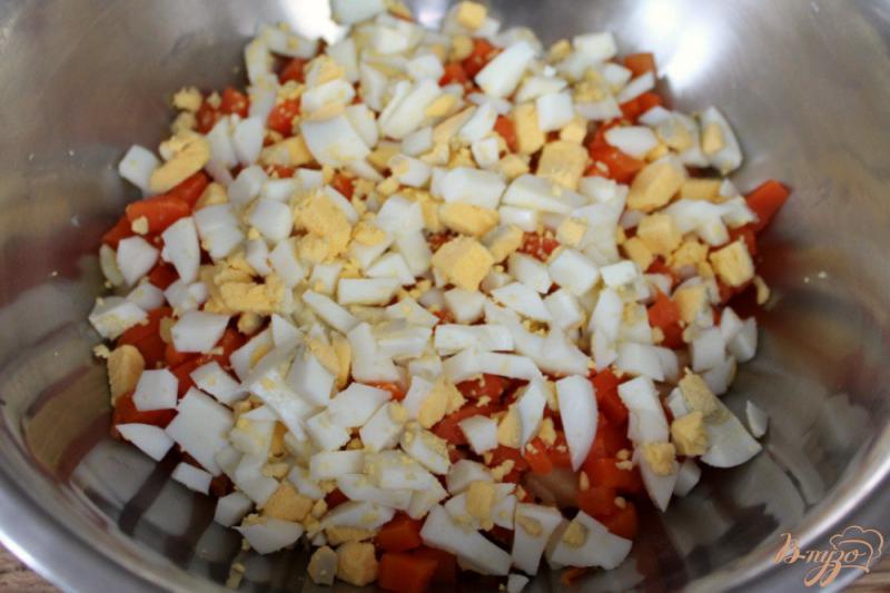 Фото приготовление рецепта: Салат из овощей с сардельками и яйцом шаг №3