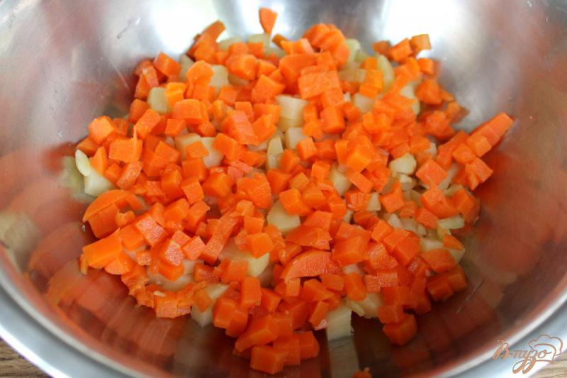 Фото приготовление рецепта: Салат из овощей с сардельками и яйцом шаг №2