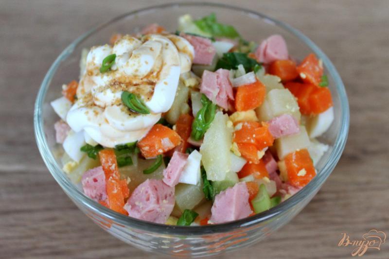 Фото приготовление рецепта: Салат из овощей с сардельками и яйцом шаг №6