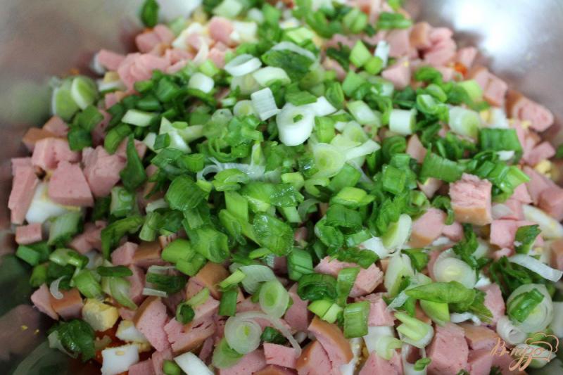 Фото приготовление рецепта: Салат из овощей с сардельками и яйцом шаг №5
