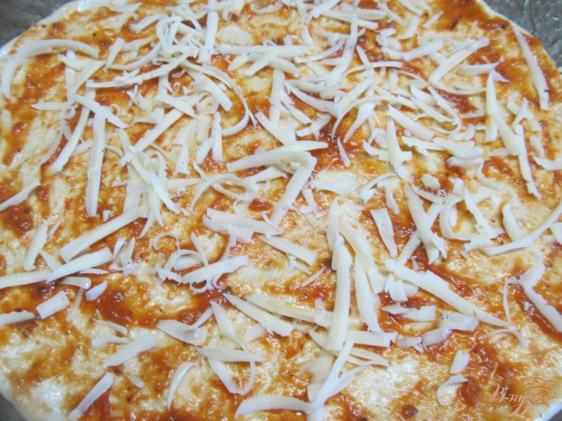 Фото приготовление рецепта: Пицца с куриным рулетом и редисом шаг №4