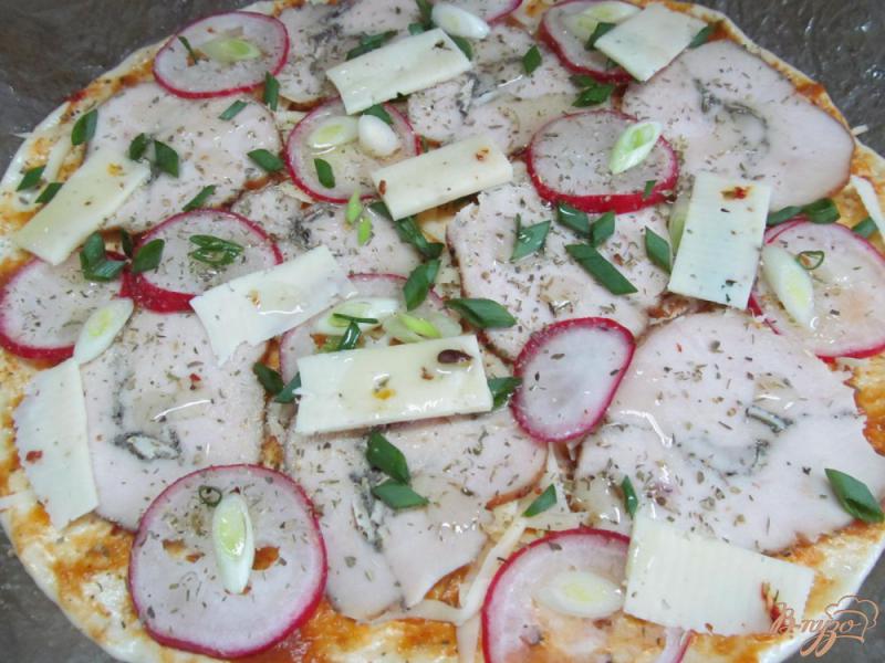 Фото приготовление рецепта: Пицца с куриным рулетом и редисом шаг №7