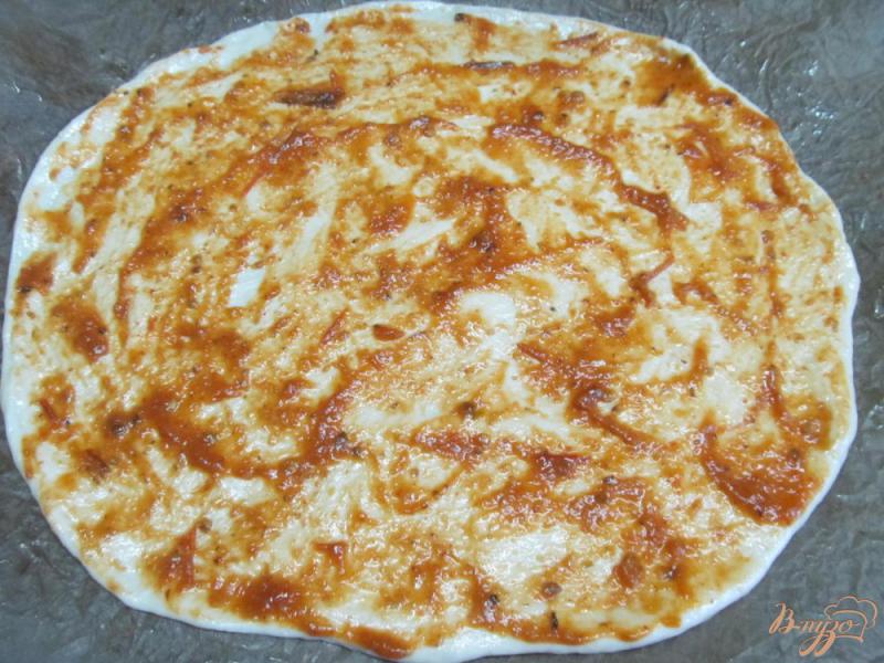 Фото приготовление рецепта: Пицца с куриным рулетом и редисом шаг №3