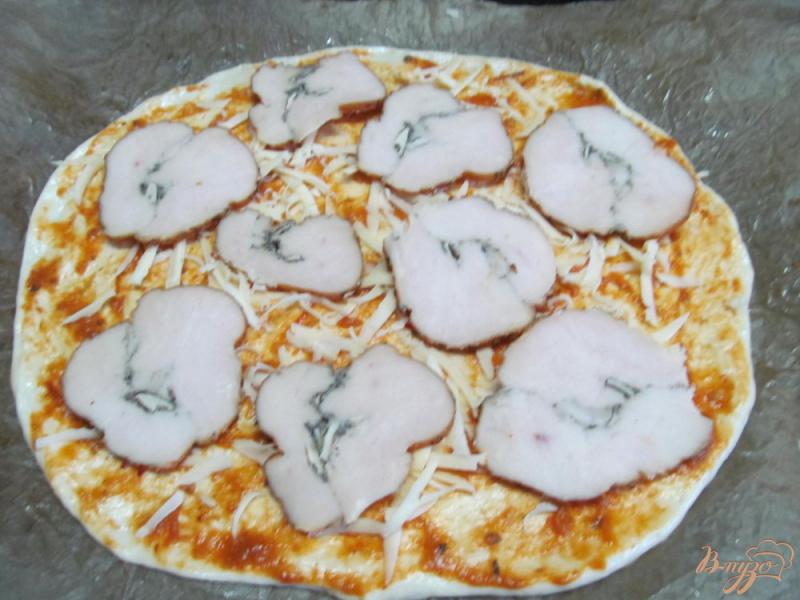 Фото приготовление рецепта: Пицца с куриным рулетом и редисом шаг №5