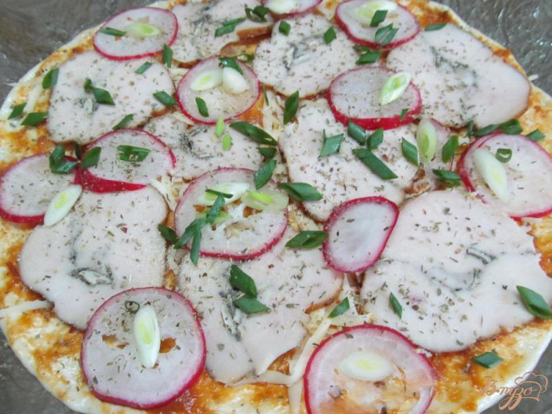 Фото приготовление рецепта: Пицца с куриным рулетом и редисом шаг №6