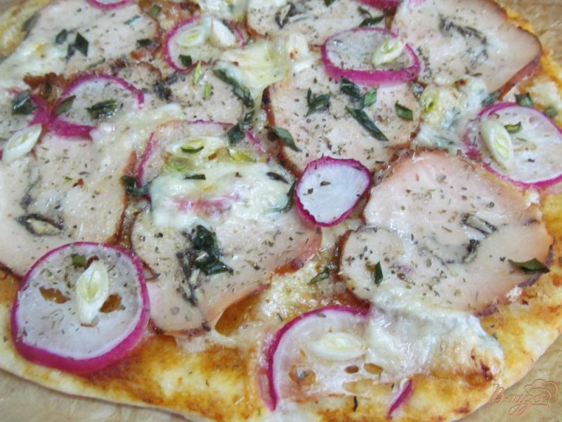 Фото приготовление рецепта: Пицца с куриным рулетом и редисом шаг №8