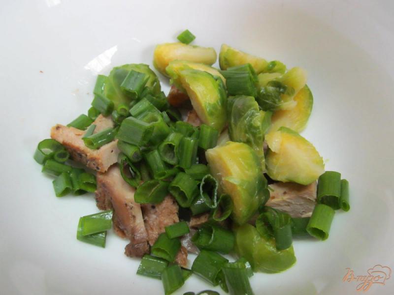 Фото приготовление рецепта: Салат из буженины с брюссельской капустой шаг №3