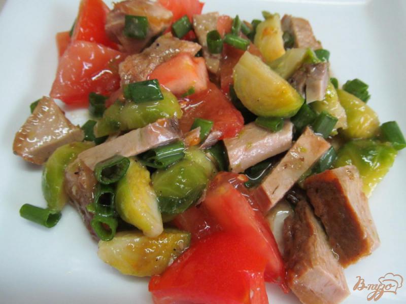 Фото приготовление рецепта: Салат из буженины с брюссельской капустой шаг №6